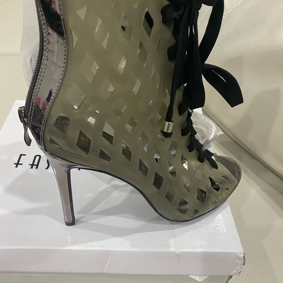 ⬇️PRICE⬇️ 
Fashion Nova  -  Clear/ Grey Cut out Bootie - size 7.5 - Picture 2 of 10